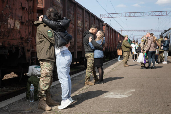 КРАМАТОРСК, УКРАИНА - Апрель. 04, 2023: Железнодорожный вокзал в Краматорске уже стал постоянным местом встречи украинских солдат и их близких.