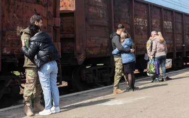 KRAMATORSK, UKRAINE - Nisan. 04, 2023: Kramatorsk 'taki tren istasyonu Ukrayna askerleri ve sevdikleri için kalıcı bir buluşma yeri haline geldi.