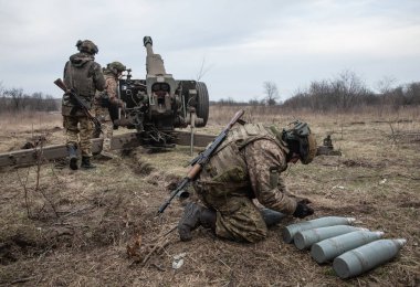 DONETSK REG, UKRAINE - Mar. 21, 2023: Ukrayna 'ya karşı Rusya Savaşı. Ukrayna silahlı kuvvetlerinden topçular 122 mm 'lik havan topu D-30' dan Bakhmut yakınlarındaki Rus mevzilerine ateş ediyorlar.
