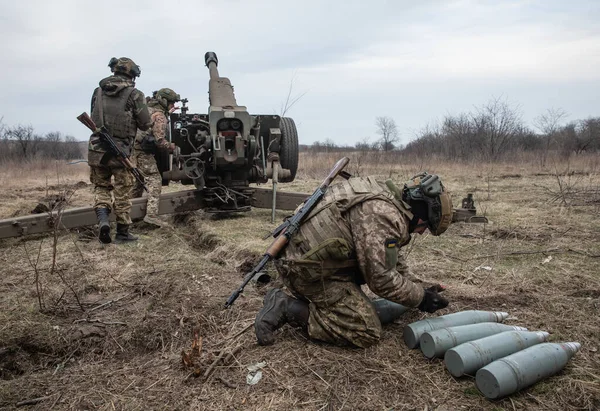 Donetsk Reg Ukraine 2023年 2023年 ロシアとウクライナの戦争 ウクライナ軍の砲兵が122MmのハウザーD 30からバフムート付近のロシア軍陣地に向けて射撃した — ストック写真