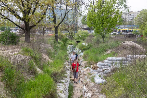 เครน พฤษภาคม 2023 นซาก ระบานสะพร งในสวนสาธารณะเก ยวโตในค ฟและร องรอยของสงครามในสวนสาธารณะค — ภาพถ่ายสต็อก