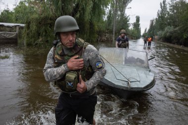 Kherson, Ukrayna, Haziran. 12, 2023: Gönüllüler yerel sakinlerin kurtarılmasına aktif olarak yardım ediyor