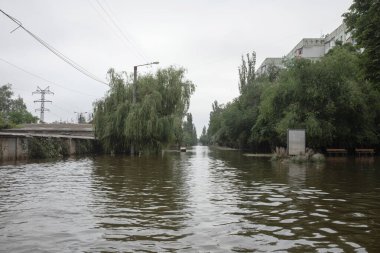 Kherson, Ukrayna, Haziran. 12, 2023 Kherson caddelerini su bastı.