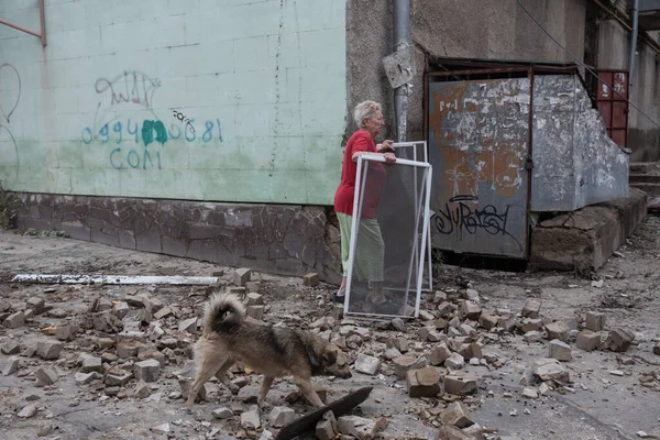 Kherson Ukraine Jun 2023年12月12日 赫尔松大街上的混乱和破坏 有人看见一只流浪狗和一个女人在抢救他们的财物 — 图库照片