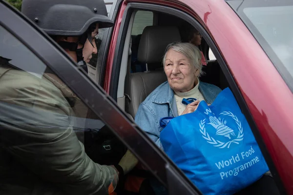 Kherson Ukrajina Junová 2023 Záchranáři Dobrovolníci Pomáhají Místním Lidem Distribuují — Stock fotografie