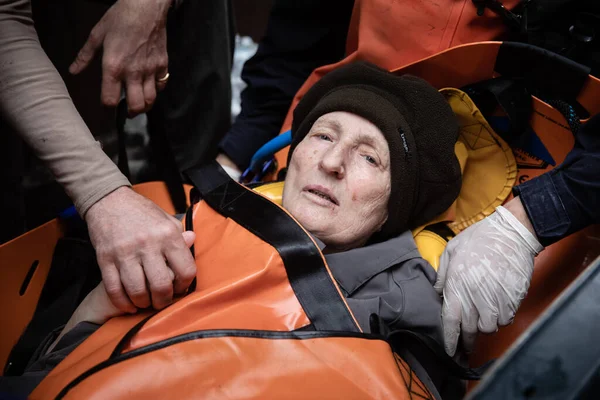 Kerson Ucrânia Junho 2023 Mulher Idosa Indefesa Resgatada Vista Barco — Fotografia de Stock
