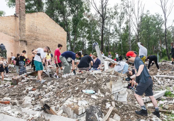 Yahidne Ukraine Juli Volontärer Från Organisationen Repair Together Rensar Spillrorna — Stockfoto