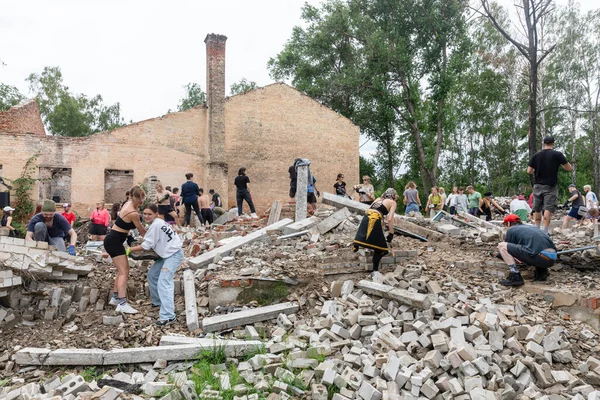 Яхидне Украина Июля Добровольцы Организации Ремонт Вместе Очищают Обломки Разрушенного — стоковое фото