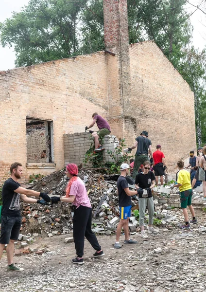 Yahidne Ukraine 7月8日 組織からのボランティア 一緒に修復 再利用のための戦争で損傷を受けた地元文化の家 掃除や積み上げレンガの瓦礫をクリアします — ストック写真