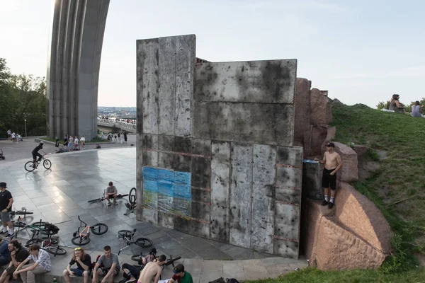 Adolescentes Recorren Bicicleta Parcialmente Demolida Cubierta Con Escudos Madera Monumento —  Fotos de Stock