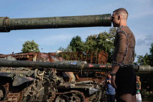 2023年7月15日 在乌克兰基辅举行的俄罗斯被毁军车展示会上 游客们正在参观俄罗斯一辆被毁坦克的内桶 向公众展示 — 图库照片#
