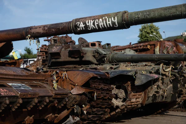 在2023年7月15日于乌克兰基辅举行的俄罗斯被毁军车展示会上 Ukraine 被写在俄罗斯被毁坦克的枪管上 向公众展示 — 图库照片#