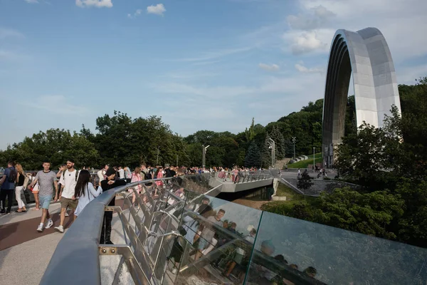 2023年7月15日にウクライナのキエフで歩行者用橋を歩く人々 — ストック写真