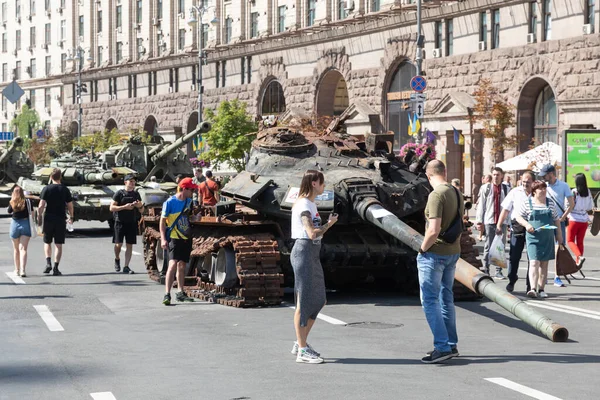 Kyiv Ukraine 2023年8月24日 壊れたロシア軍用機器の展示が ウクライナ独立記念日にキエフのKreshchatykで上演されました — ストック写真