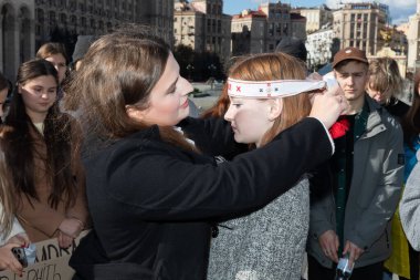 KYIV, UKRAINE - 17 Ekim 2023: Kyiv öğrencileri Devrimin 1990 yılındaki granitli olaylarını canlandırdılar. Granitteki devrim, şiddet içermeyen sivil itaatsizliğin geniş çaplı bir hareketiydi.