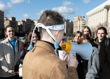 KYIV, UKRAINE - 17 Ekim 2023: Kyiv öğrencileri Devrimin 1990 yılındaki granitli olaylarını canlandırdılar. Granitteki devrim, şiddet içermeyen sivil itaatsizliğin geniş çaplı bir hareketiydi.