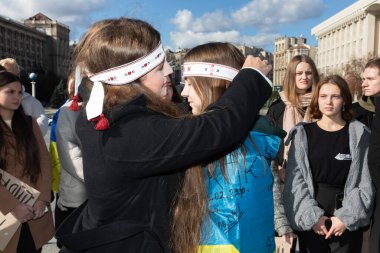 KYIV, UKRAINE - 17 Ekim 2023: Kyiv öğrencileri Devrimin 1990 yılındaki granitli olaylarını canlandırdılar. Granitteki devrim, şiddet içermeyen sivil itaatsizliğin geniş çaplı bir hareketiydi.