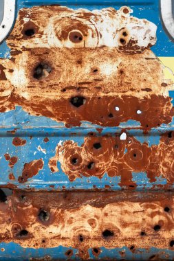 Rus birliklerinin Irpin, Kiev bölgesinden gelen bir tahliye treninde bombardıman izleri görülüyor.