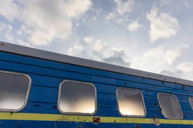 Rus birliklerinin Irpin, Kiev bölgesinden gelen bir tahliye treninde bombardıman izleri görülüyor.