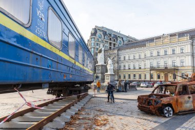 KYIV, UKRAINE - 10 Kasım 2023: Kyiv 'deki Mykhailivska Meydanı' nda bomboş bir tahliye vagonu ve tahrip edilmiş bir araba görüldü