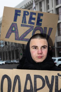 KYIV, UKRAINE - 10 Aralık 2023: Ukraynalı savaş esirlerini desteklemek için Azov 'u serbest bırakın. Protestocular pankart tutarken görülebilir. Onlara özgürlüklerini verin.