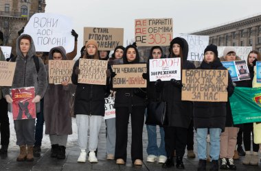 KYIV, UKRAINE - 10 Aralık 2023: Ukraynalı savaş esirlerini desteklemek için Azov 'u serbest bırakın. Azovstal savunucularının aileleri ve akrabaları Khreshchatyk caddesinde pankart tutarken görülüyor.