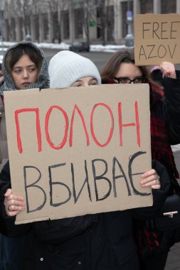 KYIV, UKRAINE - 10 Aralık 2023: Ukraynalı savaş esirlerini desteklemek için Azov 'u serbest bırakın. Bir savaş esirinin karısı gözyaşları içinde elinde 