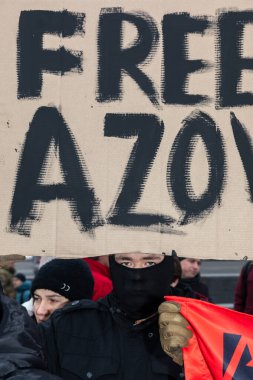 KYIV, UKRAINE - 10 Aralık 2023: Ukraynalı savaş esirlerini desteklemek için Azov 'u serbest bırakın. Özgür Azov playolu bir genç görüldü.