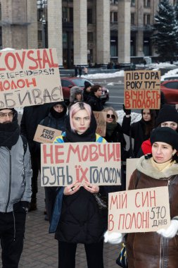 KYIV, UKRAINE - 10 Aralık 2023: Ukraynalı savaş esirlerini desteklemek için Azov 'u serbest bırakın. Mariupol ve Azovstal 'in savaş esirlerinin eşleri ve anneleri bir mitingde görülüyor.