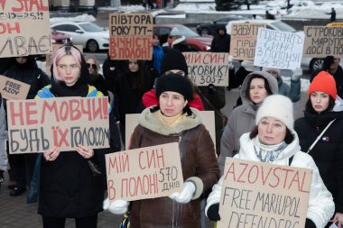 KYIV, UKRAINE - 10 Aralık 2023: Ukraynalı savaş esirlerini desteklemek için Azov 'u serbest bırakın. Mariupol ve Azovstal 'in savaş esirlerinin eşleri ve anneleri bir mitingde görülüyor.