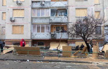 KYIV, UKRAINE - Ocak 05, 2024: Gönüllüler ve vatandaşlar Ukrayna 'nın başkenti Kyiv' de Rus füzesi tarafından vurulan yerleşim bloğunun pencerelerini kapattılar