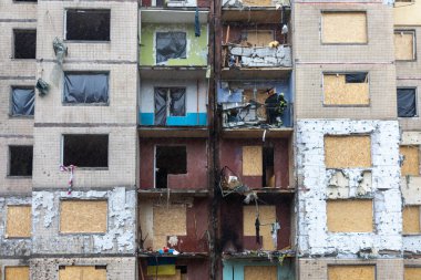 KYIV, UKRAINE - Ocak 05, 2024: Gönüllüler ve vatandaşlar Ukrayna 'nın başkenti Kyiv' de Rus füzesi tarafından vurulan yerleşim bloğunun pencerelerini kapattılar