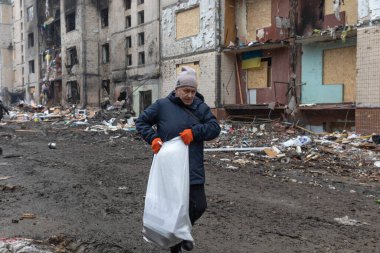 KYIV, UKRAINE - Ocak 05, 2024: Gönüllüler ve vatandaşlar Ukrayna 'nın başkenti Kyiv' de Rus füzesi tarafından vurulan yerleşim bloğunun pencerelerini kapattılar