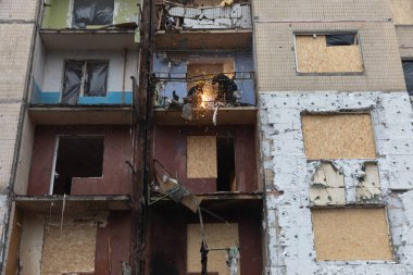 KYIV, UKRAINE - Ocak 05, 2024: Gönüllüler ve vatandaşlar Ukrayna 'nın başkenti Kyiv' de Rus füzesi tarafından vurulan yerleşim bloğunun pencerelerini kapattılar