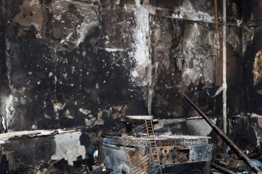 KYIV, UKRAINE - Ocak 05, 2024: Gönüllüler ve vatandaşlar Ukrayna 'nın başkenti Kyiv' de Rus füzesi tarafından vurulan yerleşim bloğunun pencerelerini kapattılar