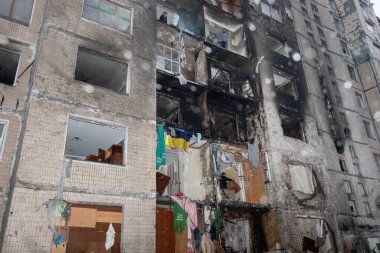 KYIV, UKRAINE - Ocak 05, 2024: Gönüllüler ve vatandaşlar Ukrayna 'nın başkenti Kyiv' de Rus füzesi tarafından vurulan yerleşim bloğunun pencerelerini kapattılar