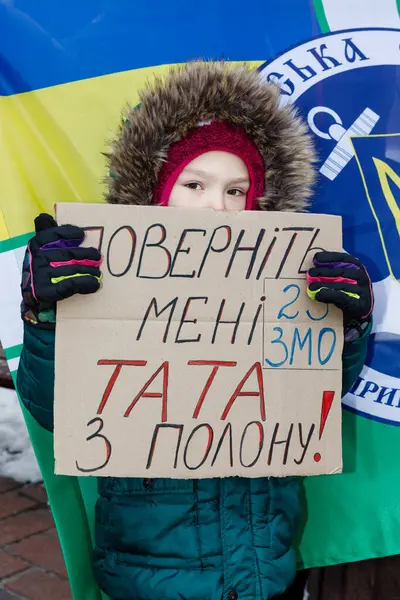 KYIV, UKRAINE - Ocak 07, 2024: Bir çocuk Ukraynalı savaş esirlerini desteklemek amacıyla düzenlenen mitingde üzerinde 