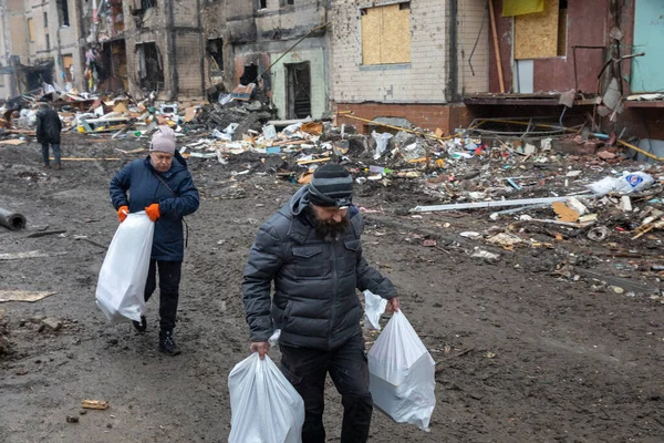 Kyiv Ukraine Jan 2024 Önkéntesek Lakosok Ürítik Törmeléket Deszkázzák Lakótömb Jogdíjmentes Stock Fotók