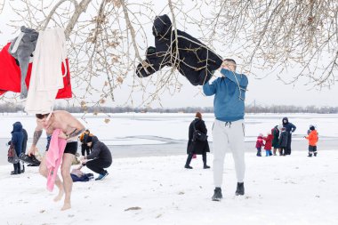 KYIV, UKRAINE - Ocak 06, 2024: Rus işgali sırasında Ukrayna 'nın Kyiv kentindeki Epifani kutlamaları sırasında Dnipro Nehri' nin soğuk sularına giren Ukraynalı inananlar