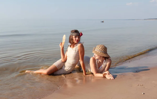 Dos Mujeres Jóvenes Trajes Baño Retro Sombrero Abanico Disfrutando Naturaleza — Foto de Stock