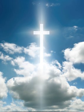 Bulutlarda haç, inanç ve umudun ışığını yayar. İnancın işareti..