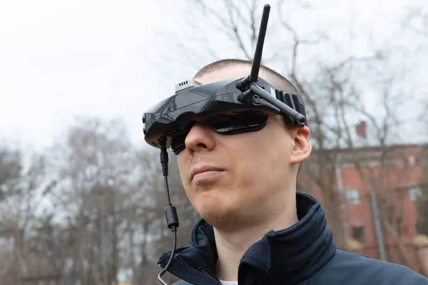 Lviv Ucrania Febrero 2024 Joven Visto Usando Gafas Realidad Virtual — Foto de Stock
