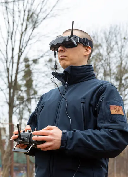 Lviv Ucrania Febrero 2024 Joven Usando Gafas Realidad Virtual Control — Foto de Stock