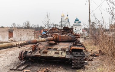 Ukrayna 'da savaş. Ukrayna 'nın Donetsk bölgesindeki Svyatogirsk caddesinde yanmış bir Rus tankı, kiliselerin arka planında görüldü.