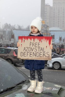 KYIV, UKRAINE - 18 Şubat 2024: Bir çocuk Ukraynalı savaş esirlerini desteklemek amacıyla düzenlenen mitingde elinde 