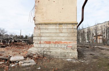 LYMAN, UKRAINE - 15 Şubat 2024: Lyman, Donetsk Reg 'de Rus birliklerinin topçu bombardımanı sonucu yıkılan bir apartman dairesi görüldü.