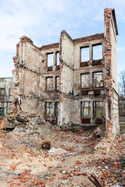 LYMAN, UKRAINE - 15 Şubat 2024: Lyman, Donetsk Reg 'de Rus birliklerinin topçu bombardımanı sonucu yıkılan bir apartman dairesi görüldü.