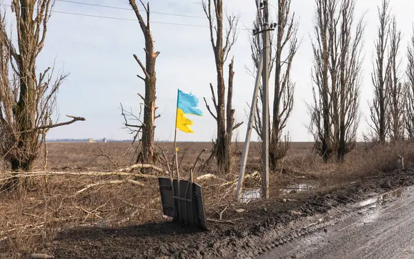 Donetsk Reg Ucraina Febbraio 2024 Guerra Ucraina Una Bandiera Strappata — Foto Stock