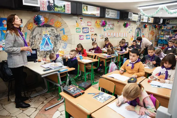 Kharkiv Ucraina Dicembre 2023 Bambini Ucraini Frequentano Lezioni Una Scuola — Foto Stock