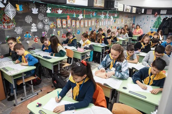 Kharkiv Ucraina Dicembre 2023 Bambini Ucraini Frequentano Lezioni Una Scuola Foto Stock